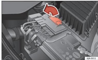 SEAT Toledo 4 (2015-2019) - Relever le cache de la batterie - 1