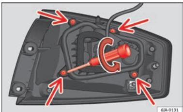 SEAT Toledo 4 (2015-2019) - Démonter le support d'ampoules - 2
