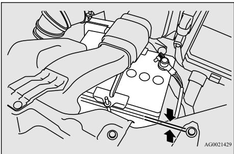 MITSUBISHI RVR Phase 4 (2016-2020) - Vérification du niveau d'électrolyte de la batterie - 1
