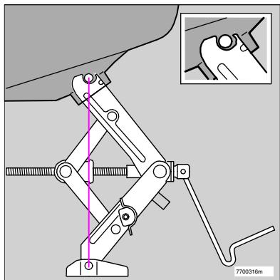 VOLVO V70 - V70R - XC70 (2004-2007) - N'oubliez pas de placer le triangle de signalisation. - 2