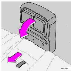 VOLVO V70 - V70R - XC70 (2004-2007) - Tablette rabatable (en option) - 3