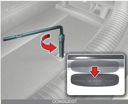 KIA Telluride Phase 2 (2023) - Dépose du pneu de secours - 2