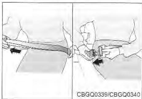 KIA Sedona KV2 (2002-2005) - Pour detacher la ceinture de sécurité diagonale/abdominale : - 1