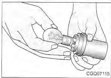 KIA Sedona KV2 (2002-2005) - Remplacement de I'ampoule de clignotant avant - 2