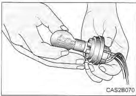 KIA Sedona KV2 (2002-2005) - Remplacement de I'ampoule du feu combiné arrière - 3
