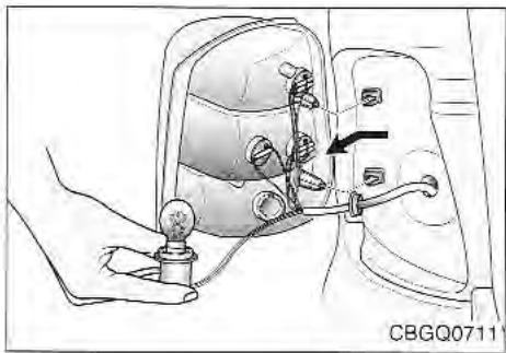 KIA Sedona KV2 (2002-2005) - Remplacement de I'ampoule du feu combiné arrière - 2