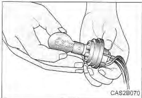 KIA Sedona KV2 (2002-2005) - Remplacement de I'ampoule du feu d'arrêt central surélevé - 2