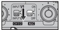 PANASONIC DMWXLR1E - Réglez le commutateur LOW CUT (INPUT1, INPUT2) sur [16Hz] ou [160Hz]. - 1