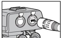 PANASONIC DMWXLR1E - Branchez la fiche du câble du microphone dans la prise XLR de l'appareil. - 1