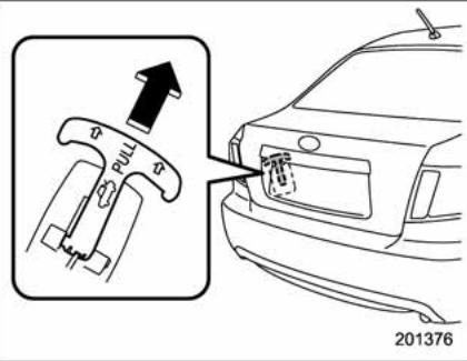 SUBARU WRX (2011) - ■ Poignée de déverrouillage interne du coffre à bagages - 1