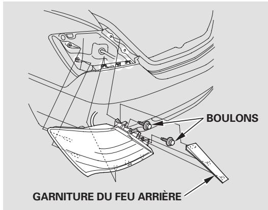 Acura RL (2011) - Remplacement de l'ampoule d'un feu de virage arrière - 2