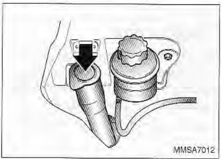KIA Magentis MS (2000-2005) - LUBRIFIANTS ET LIQUIDES NIVEAU DU FLUIDE DE LAVE-GLACE - 1