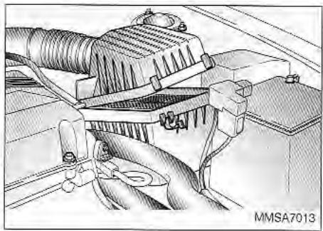 KIA Magentis MS (2000-2005) - FILTRÉ À AIR - REMPLACEMENT DE L'ÉLÉMENT FILTRANT - 1