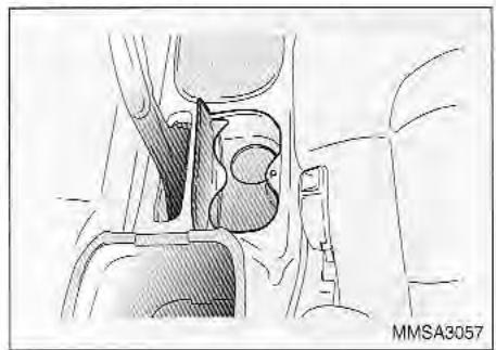 KIA Magentis MS (2000-2005) - PORTE-GOBELETS ET COMPARTIMENT DE RANGEMENT (CONSOLE) - 2