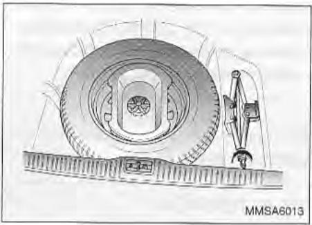 KIA Magentis MS (2000-2005) - POUR ENLEVER LE CRIC: - 1