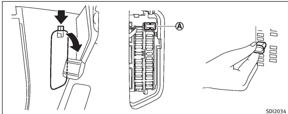 INFINITI M (2011) - REEMPLACEMENT DE LA PILÉ DE LA CLÉ INTELLIGENTE - 1