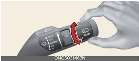 KIA Niro SG2 (2021) - Utilisation du commutateur d'essuie-glace et de lave-glace de lunette arrière - 1
