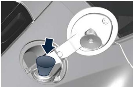 Maserati MC20 Cielo (2022) - Entonneir de secours pour le ravitationnement en carburant - 2