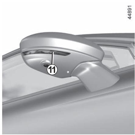 RENAULT Clio 5 (2019-2023) - FEUX ARRIÈRE ET LATERAUX : remplacement des lampes (3/3) - 2