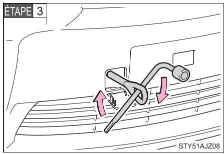 Scion IQ (2012) - Montage de l'anneau de remorquage - 3
