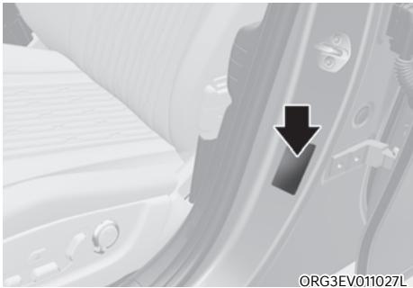 Genesis GV60 (2021-2025) - SPÉCIFICATIONS DES PNEUS ET ÉTIQUETTE SUR LA PRESSION DES PNEUS - 1