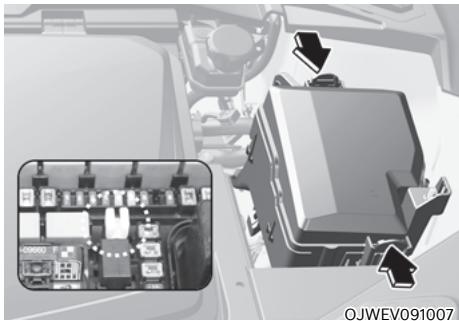 Genesis GV60 (2021-2025) - Remplacement des fusibles sur le panneau de la planche de bord - 2