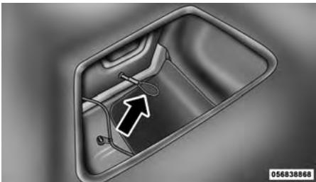 JEEP Grand Cherokee WK2 Phase 2 (2013-2017) - Ouverture d'urgence de la trappe du réservoir de carburant - 1