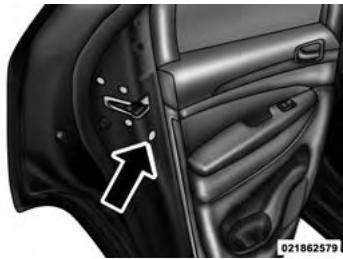 JEEP Grand Cherokee WK2 Phase 2 (2013-2017) - Pour activer ou désactiver le système de verrouillage sécurité-enfants - 1