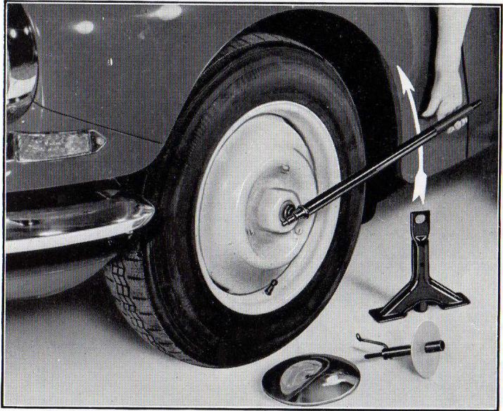 CITROEN ID 19F BREAK FAMILIALE COMMERCIALE (1957-1975) - Remplacement d'une roue. - 2