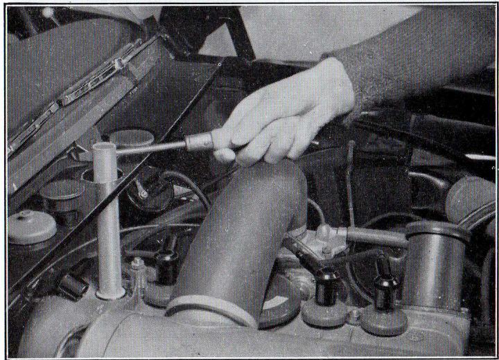CITROEN ID 19F BREAK FAMILIALE COMMERCIALE (1957-1975) - Cas particulier de la 4 ^e bougie. - 1