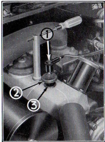 CITROEN ID 19F BREAK FAMILIALE COMMERCIALE (1957-1975) - Remplacement d'une bougie : - 1