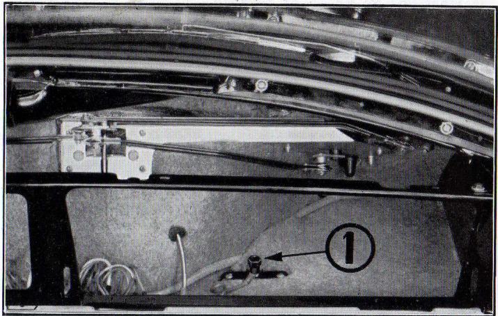 CITROEN ID 19F BREAK FAMILIALE COMMERCIALE (1957-1975) - Borne pour branchement d'accessoires. - 1