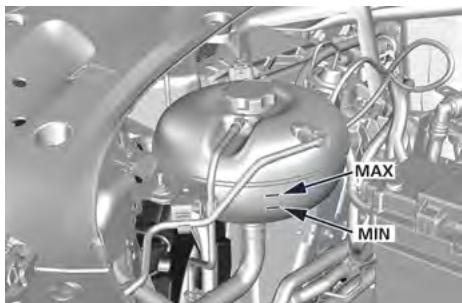 Maserati Grecale (2022) - Vérifications de niveau du circuit de refroidissement - 2