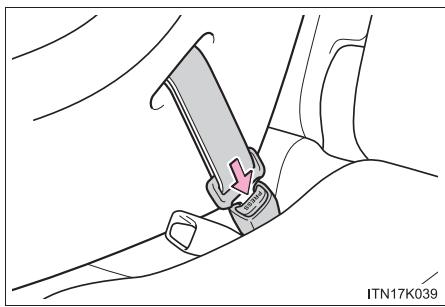 Scion tC 2 (2012) - Retrait d'un dispositif de retenue pour enfants installé à l'aide d'une ceinture de sécurité - 1