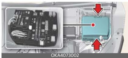 KIA Carnival (2025) - Remplacement d'un fusible dans le compartiment moteur - 1
