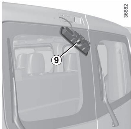 RENAULT Trafic 3 (2022) - FEUX ARRÈRE : remplacement des lampes (3/4) - 2