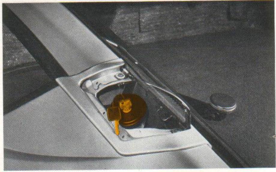 MATRA Bagheera (1976-1980) - Fermetre du capot moteur - 1