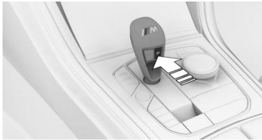 BMW BMW M8 GRAN COUPÉ (2022) - Mettre la manette de selection en position P - 1