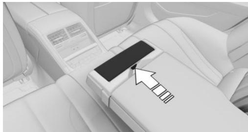BMW BMW M8 GRAN COUPÉ (2022) - Ouverture du porte-boissons - 1
