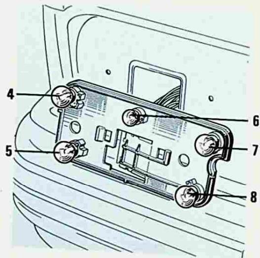 RENAULT 25 (1984-1988) - Remplacement d'une lampe feu arriere - 1