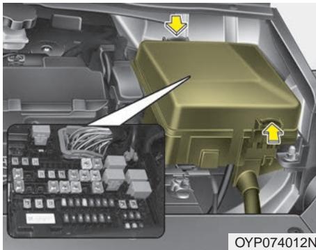 KIA Sedona YP (2014-2018) - Remplacement d'un fusible dans le compartiment-moteur - 1