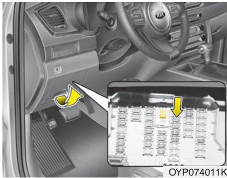 KIA Sedona YP (2014-2018) - Remplacer un fusible sur le panneau intérieur - 3