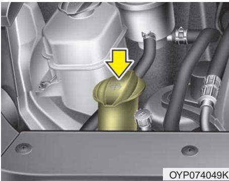 KIA Sedona YP (2014-2018) - Vérifier le niveau du lave-glace - 1