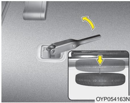 KIA Sedona YP (2014-2018) - Enlever le pneu de secours - 2