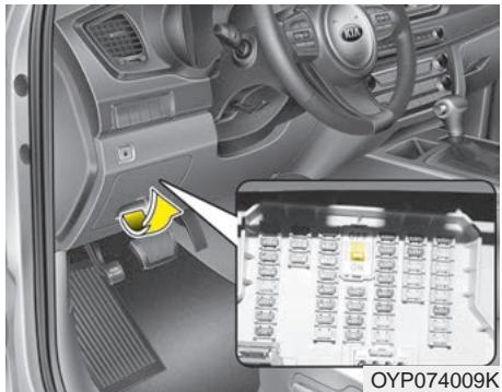 KIA Sedona YP (2014-2018) - Remplacer un fusible sur le panneau intérieur - 1