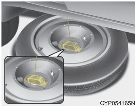 KIA Sedona YP (2014-2018) - Enlever le pneu de secours - 4