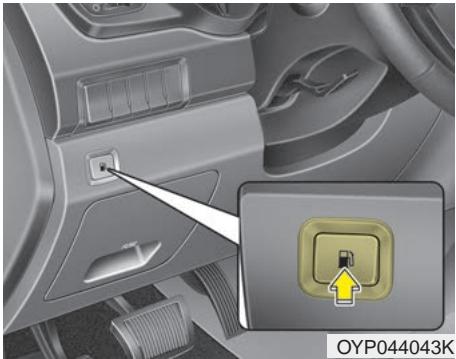 KIA Sedona YP (2014-2018) - Ouverture du volet du réservoir de carburant - 1