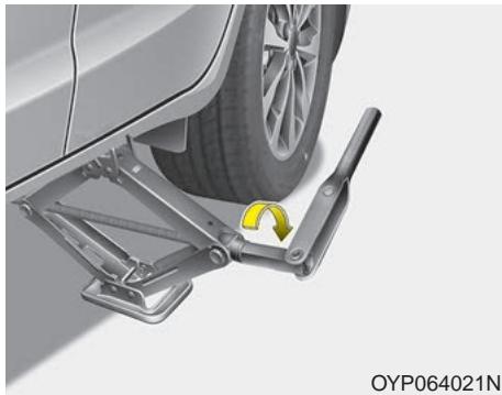 KIA Sedona YP (2014-2018) - Enlever le pneu de secours - 10