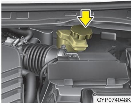 KIA Sedona YP (2014-2018) - Vérifier le niveau de liquide de frein - 1