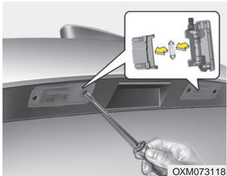 KIA Sedona YP (2014-2018) - Remplacement de l'ampoule de la lampe de plaque d'immatriculation - 1